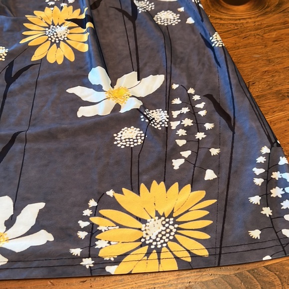 Lily Sleeveless Tunic Top Grey w/ Yellow Flowers Size Large - Picture 7 of 9